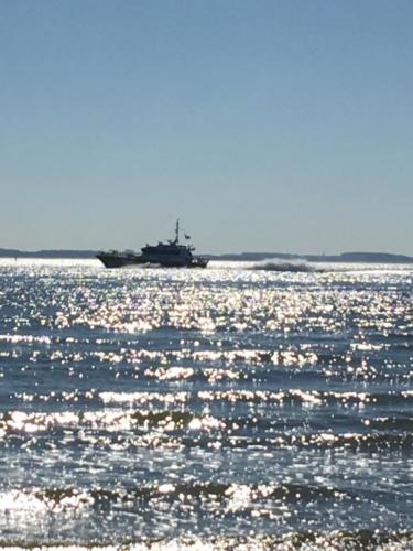 Loodsbootje op zee en de schittering op het water